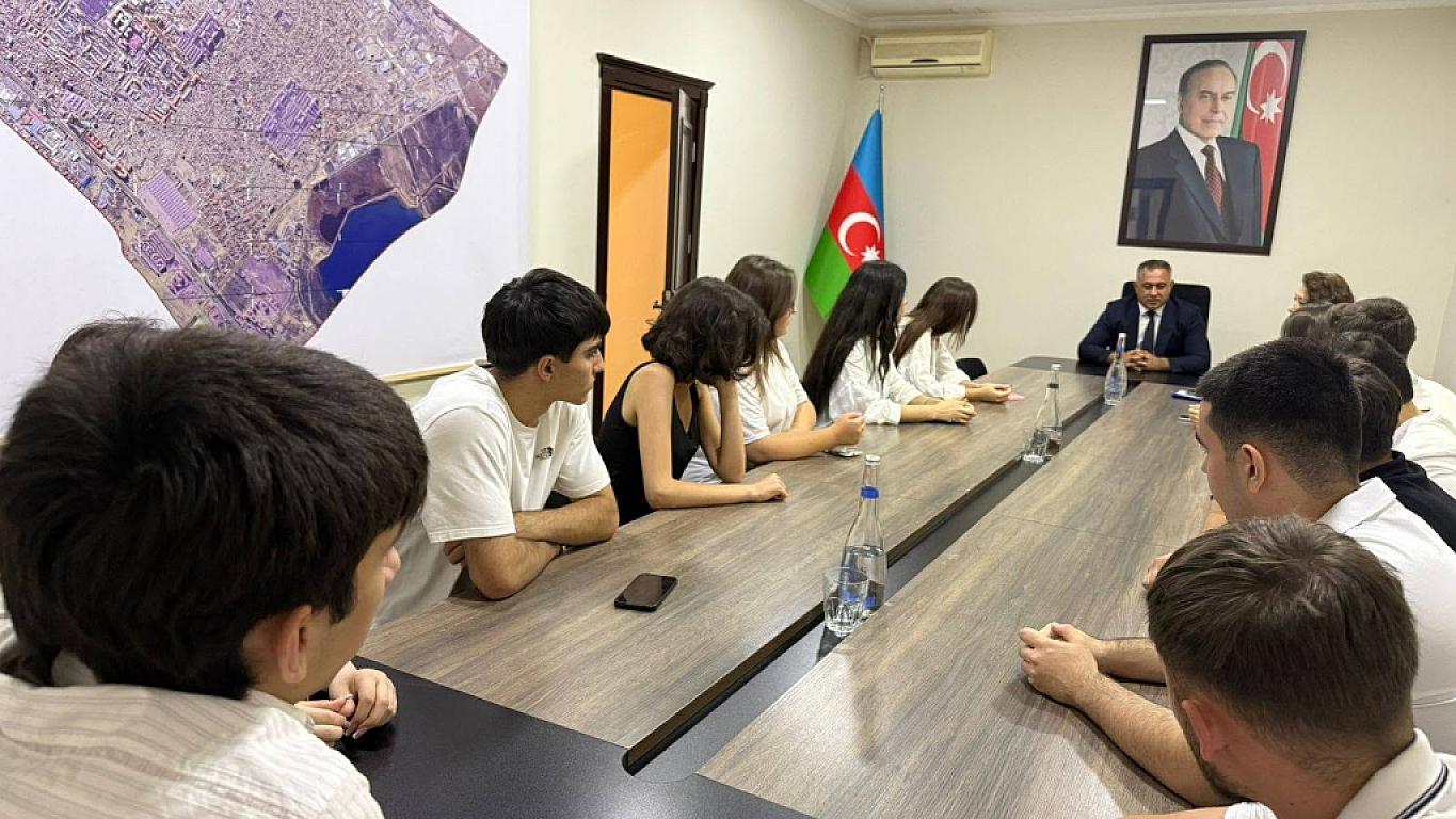 Xırdalan Bələdiyyəsinin sədri tələbələrlə görüşüb