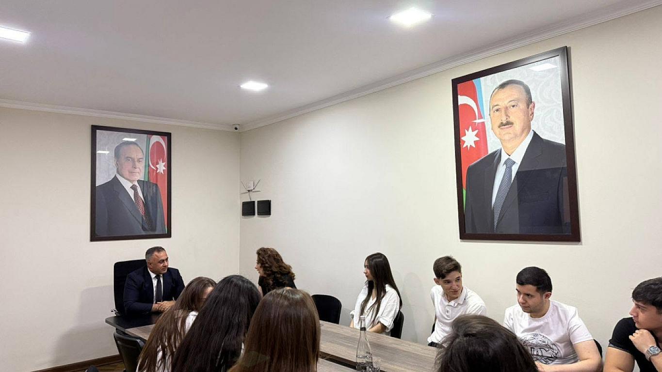 Xırdalan Bələdiyyəsinin sədri tələbələrlə görüşüb