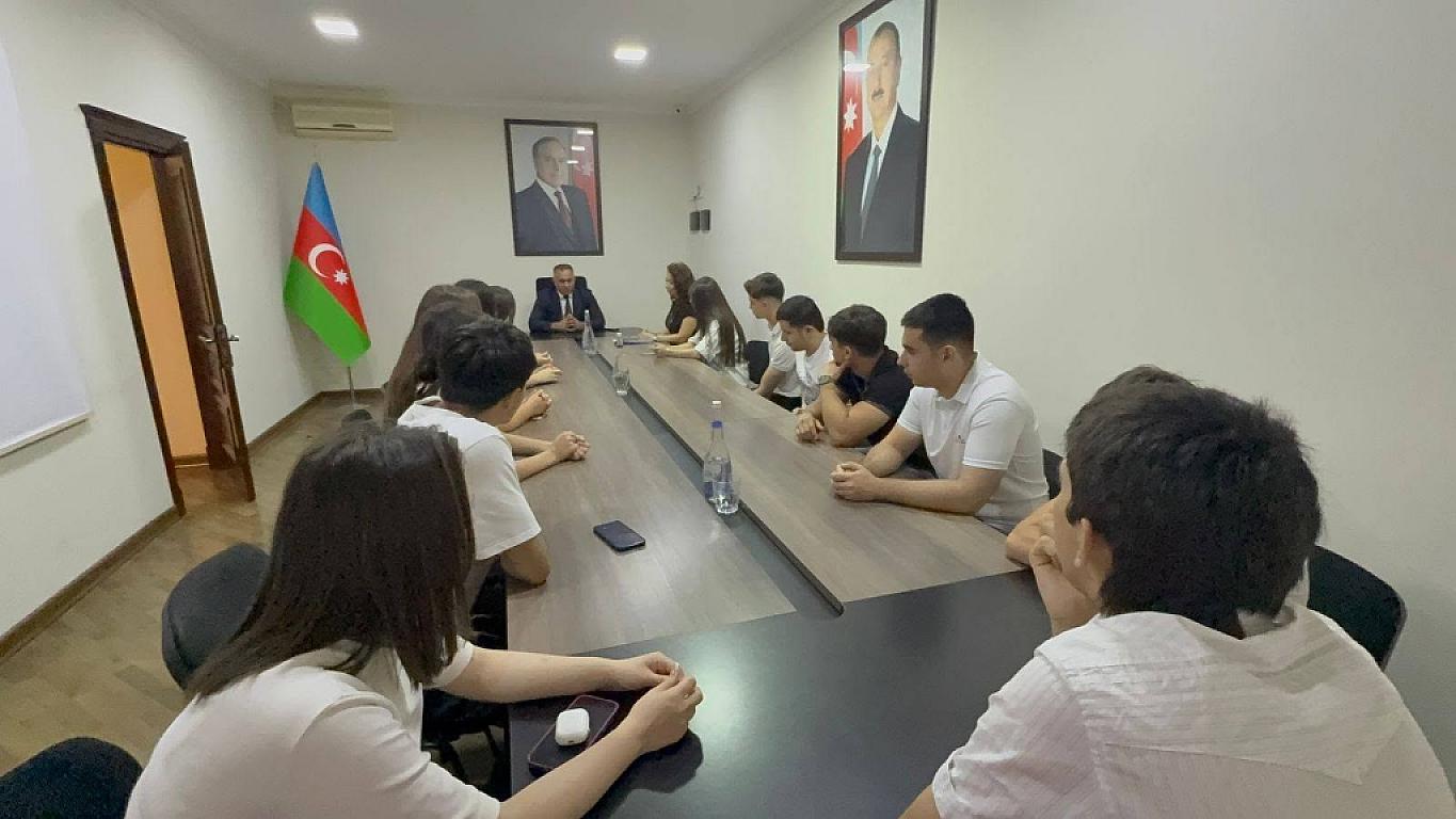 Xırdalan Bələdiyyəsinin sədri tələbələrlə görüşüb